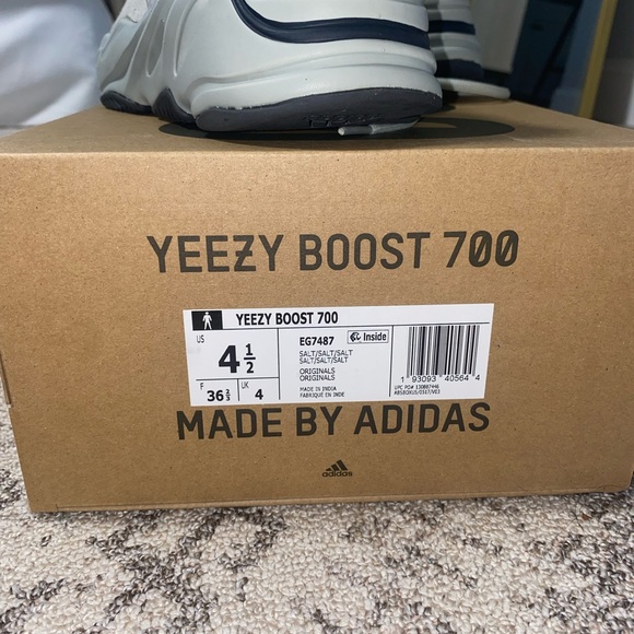 Yeezy Boost 700 - Picture 2 of 4